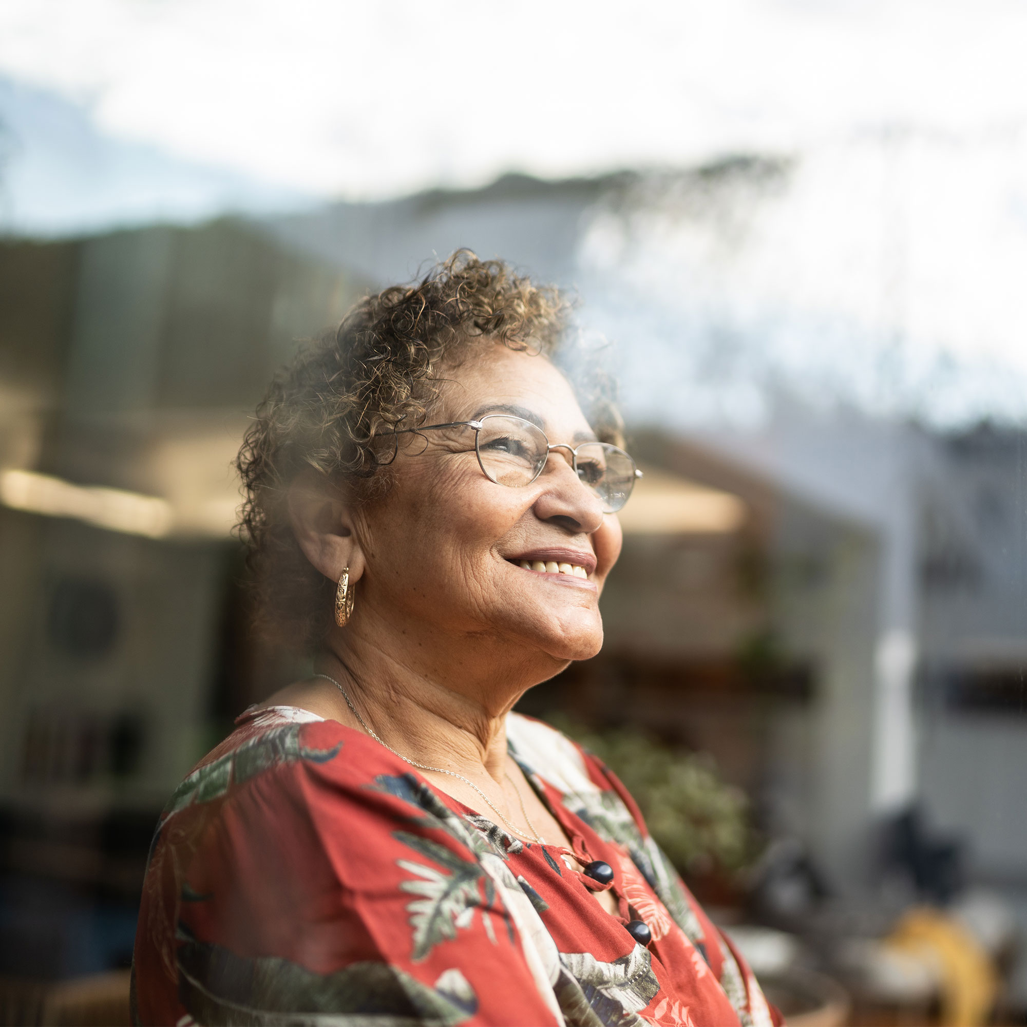 一个女人望向窗外