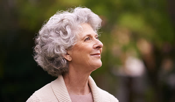 老女人微笑和保持积极。