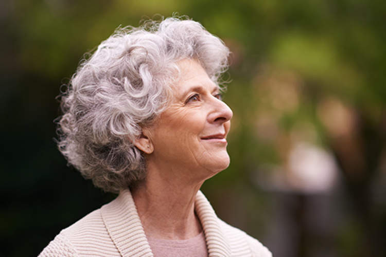 老女人微笑和保持积极。