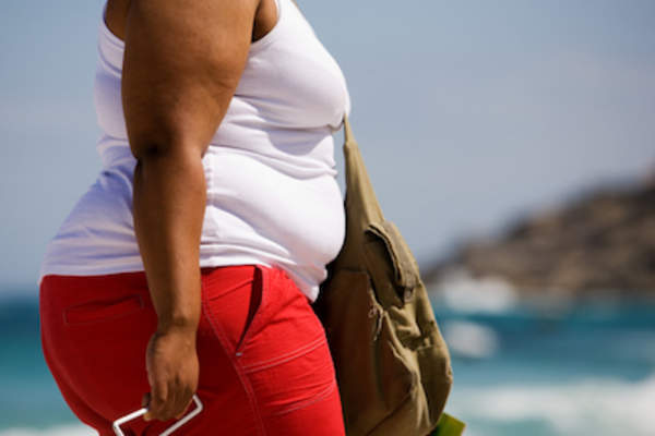 海滩上超重的女人。