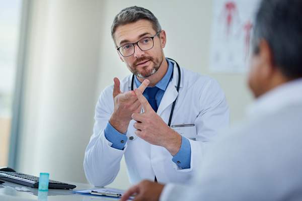 医生解释预后病人