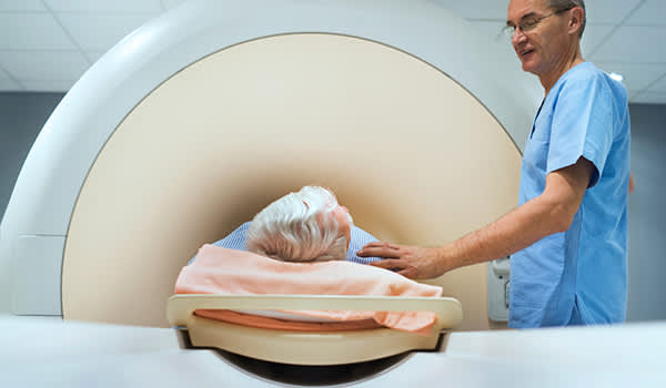 Radioligist和患者的MRI扫描。