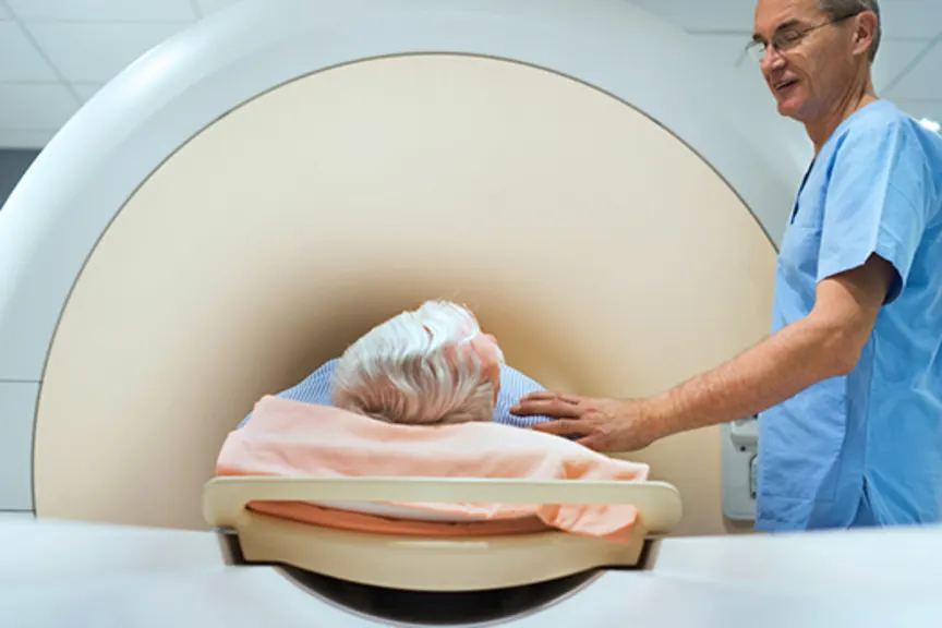 放射科医生和病人的核磁共振扫描。