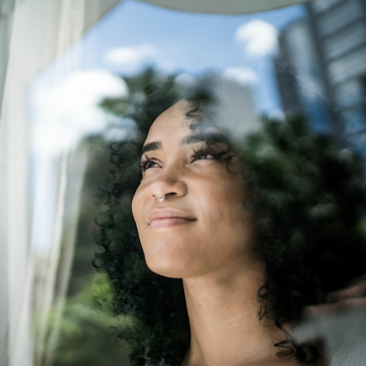 一个女人看起来的一个窗口