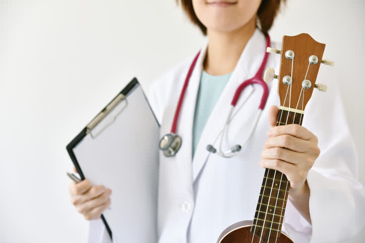 技术与传统乐器的结合正在改变老年人音乐治疗的方式。