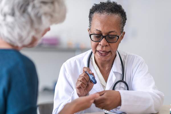 医生检测血糖水平