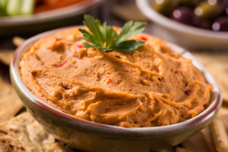 一碗烤红辣椒鹰嘴豆泥。