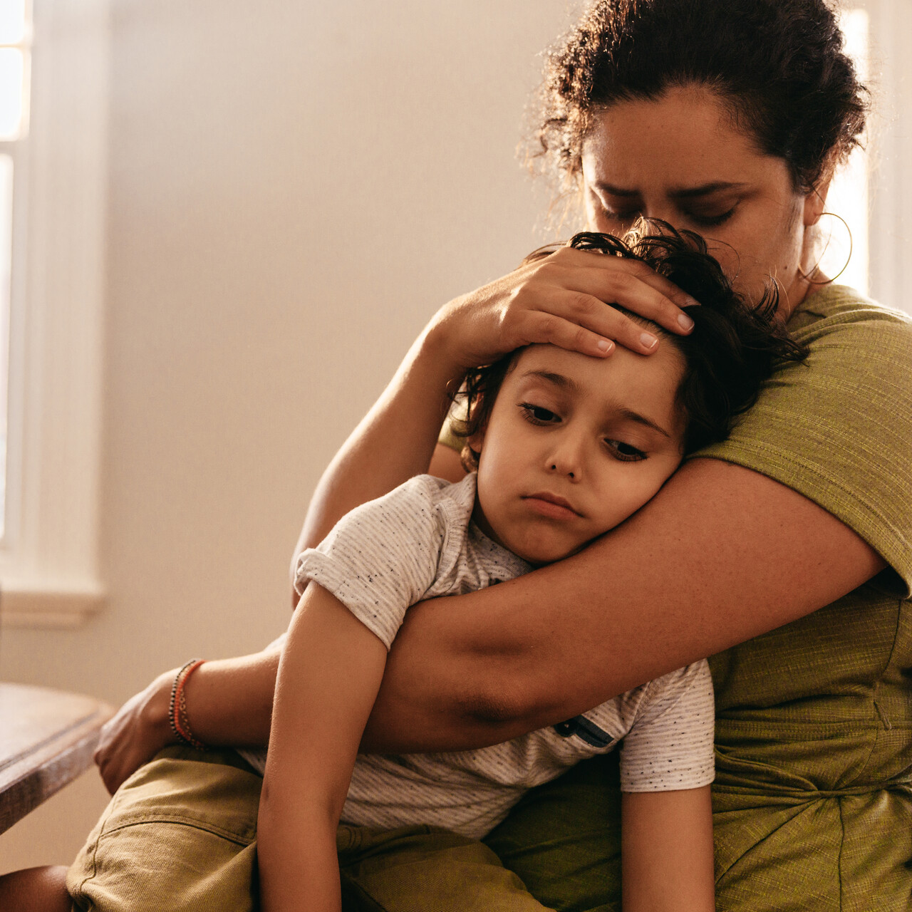 母亲照顾生病的孩子。