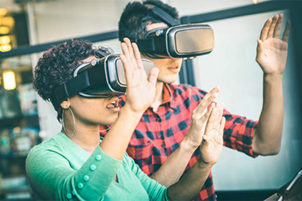 夫妻俩玩互动游戏,虚拟现实。