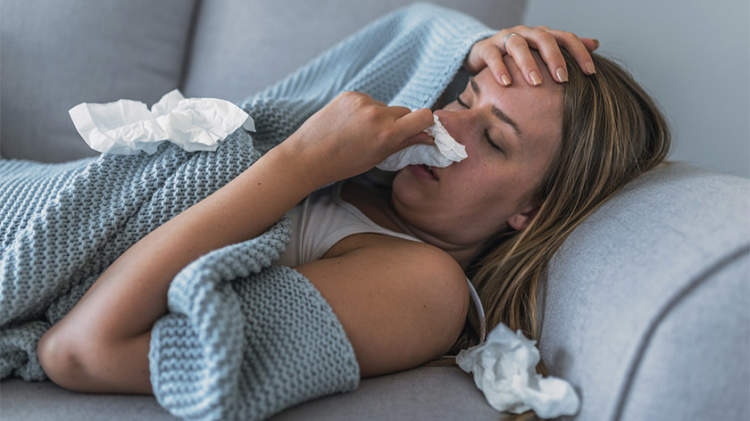 女人在家里沙发上流感。