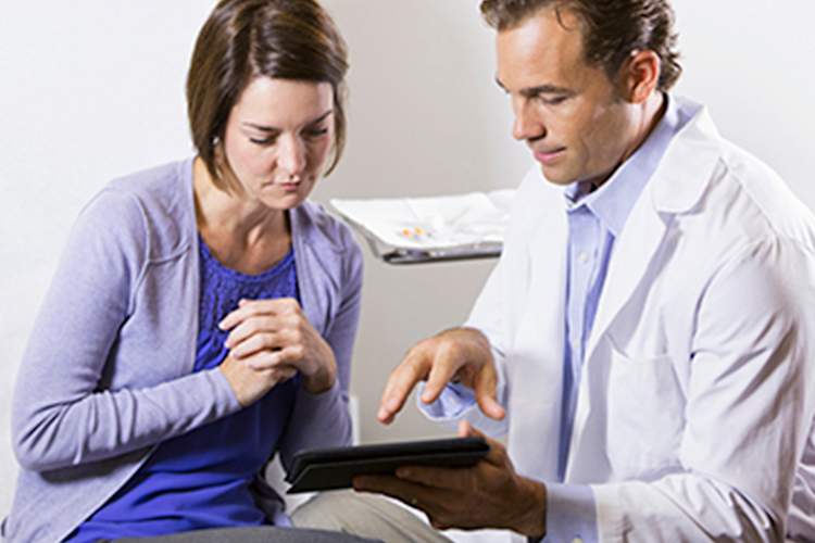 医生交谈,女病人对她的湿疹。