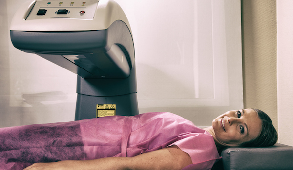 中年妇女接受DXA扫描。