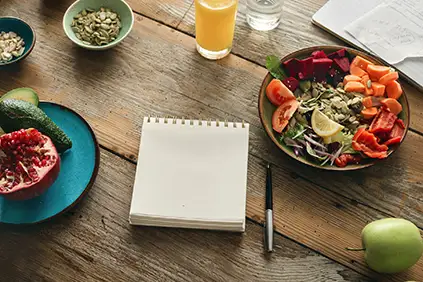 用记事本写下食物日志。