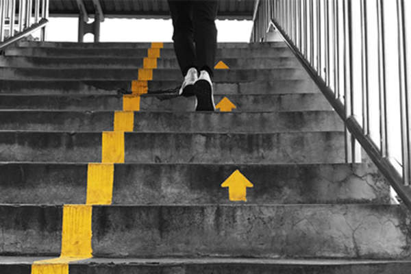 走了水泥楼梯。