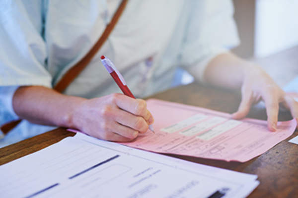 病人填写文件。