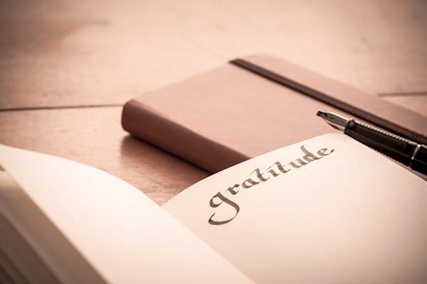 笔记本的木桌上 - 感恩的心