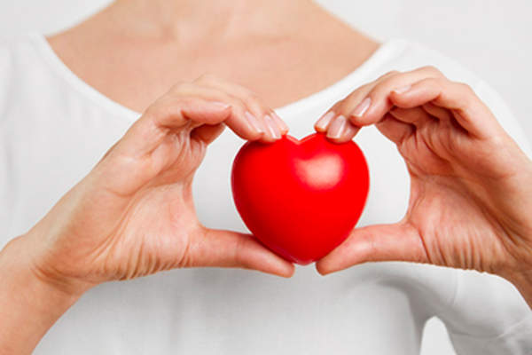 女子持红色的心脏。