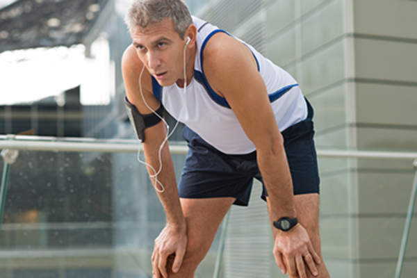 男人在运动时很累。