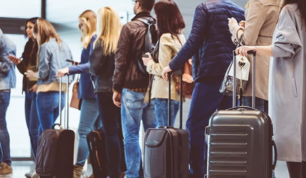 乘客排队在机场安检处。