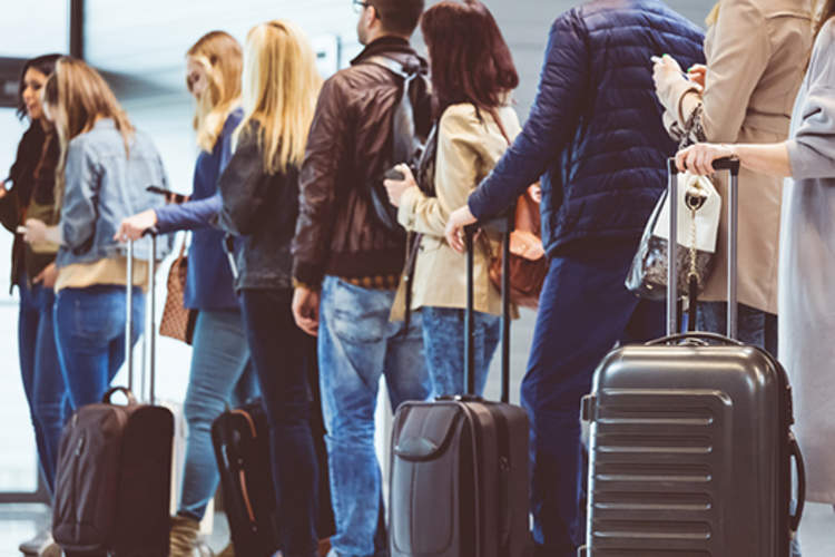 机场安检处排队的乘客。