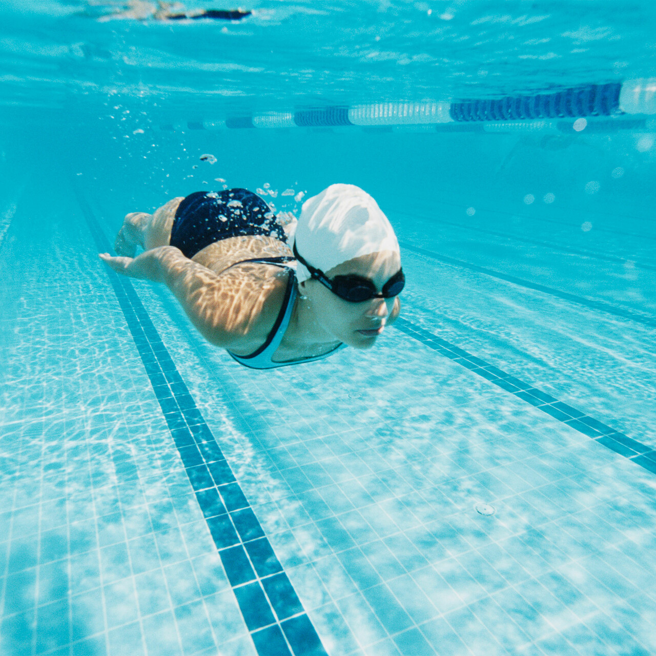 一个女人在一个游泳池游泳