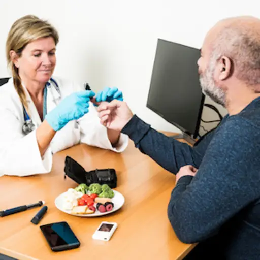 内分泌学家服用老年男性患者的血糖。