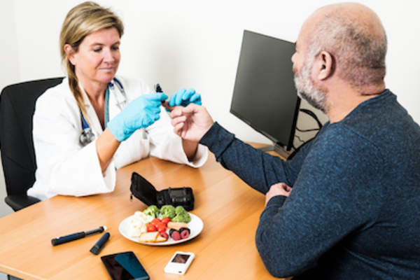 内分泌回吐血糖老年男性病人。