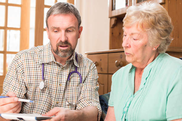 医生家里的女人提供姑息治疗。