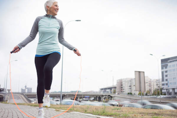 在小路上锻炼的女人。