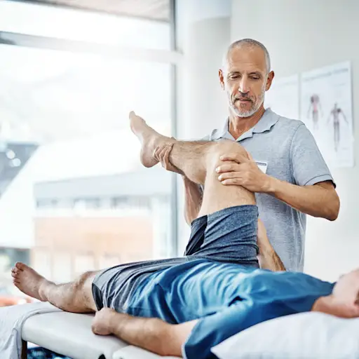 物理治疗师帮助人伸腿