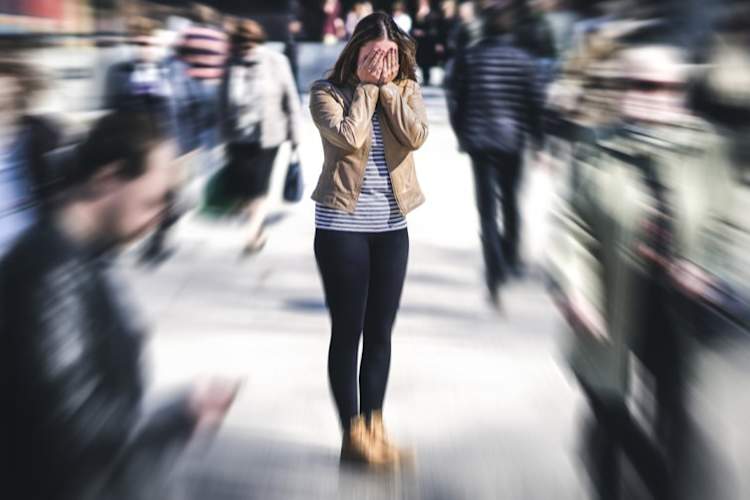 被人包围的女人惊慌失措