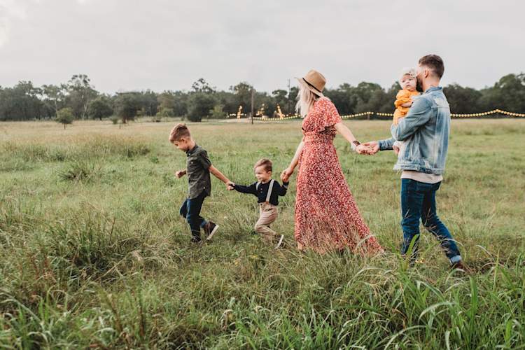 通过现场的家人散步