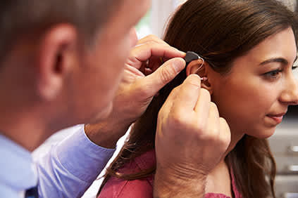医生拟合助听器的患者。