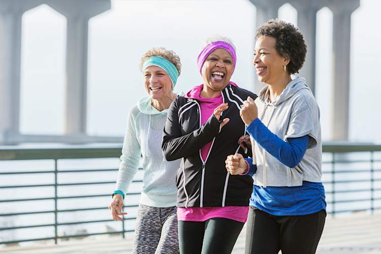 三个快乐的朋友一起锻炼。