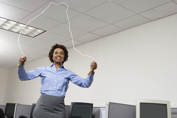 女子跳绳在办公室
