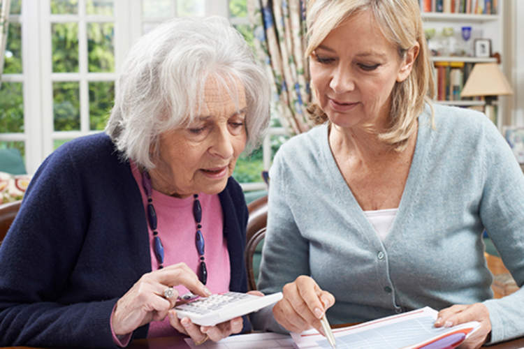 女人帮年迈的母亲与财政图像