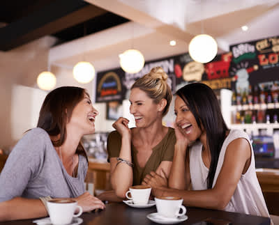 在三个女人边喝咖啡边聊天时，每周有胃灼热经历的人中，有三分之二的人报告说他们的症状影响了他们的睡眠能力。