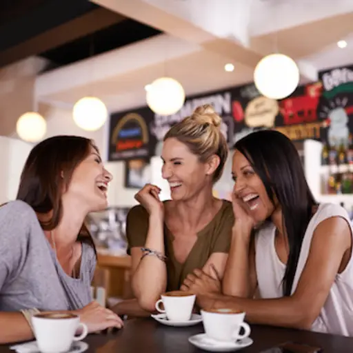 三名女性边喝咖啡边聊天，三分之二经历过胃灼热的人报告说他们的症状影响了他们的睡眠能力。