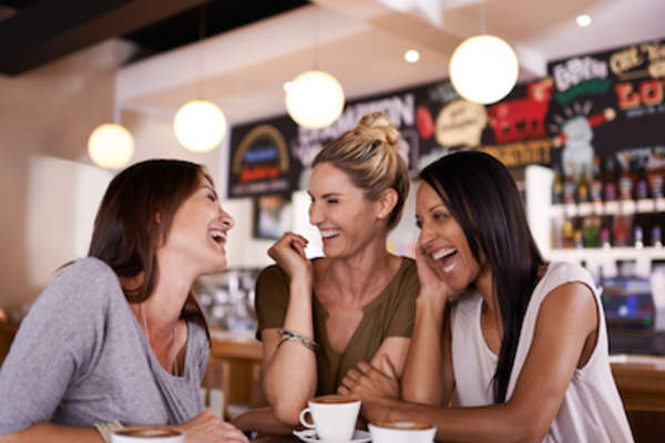 在三个女人边喝咖啡边聊天时,每周有胃灼热经历的人中,有三分之二的人报告说他们的症状影响了他们的睡眠能力。