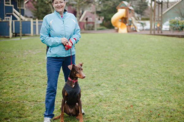 玛丽安娜保尔森遛狗