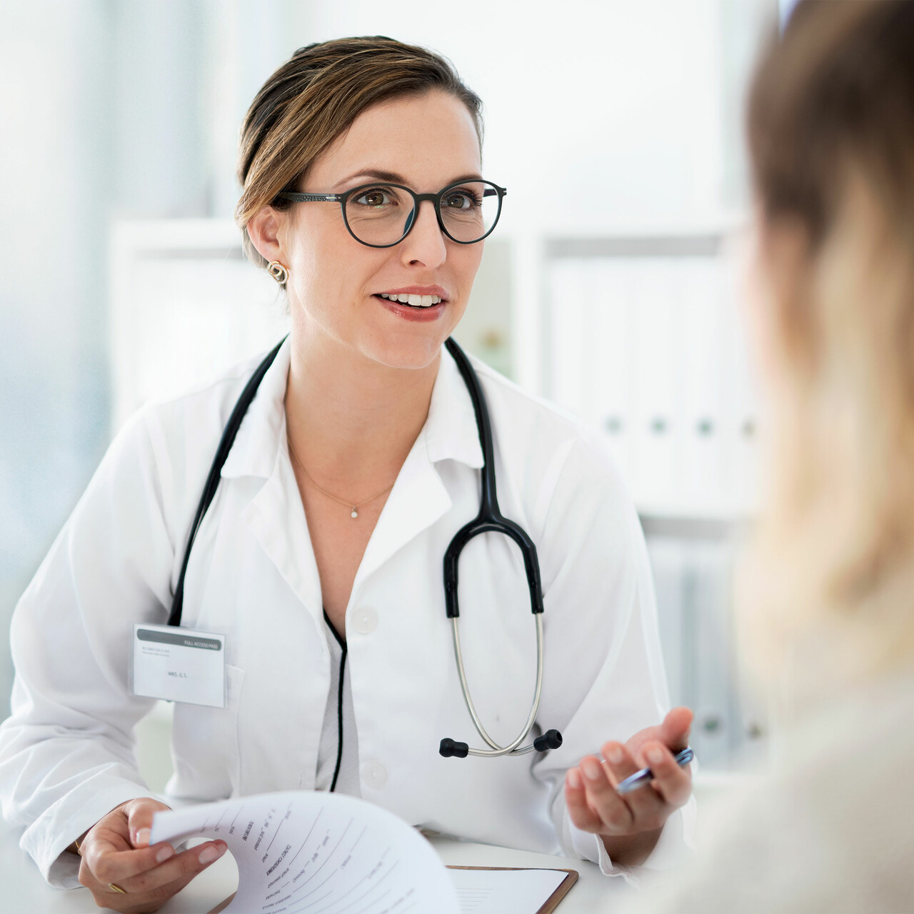 医生对她的病人说话