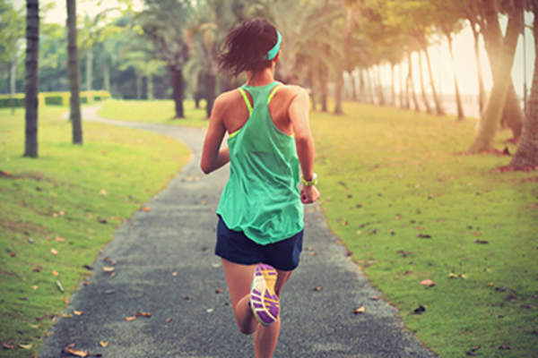 女人在公园运行。