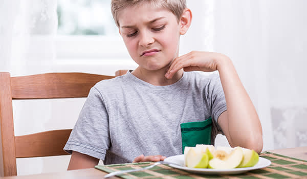 男孩拒吃苹果。