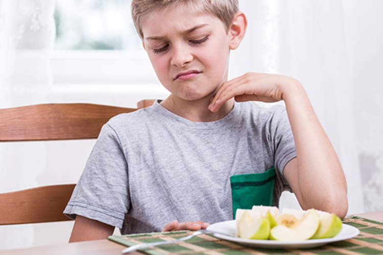 男孩拒吃苹果。