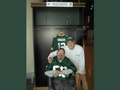 坐在轮椅上的男子穿着CareZips®运动裤