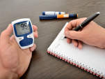 一个糖尿病患者记录他的血糖水平。