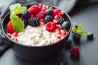 一碗燕麦片用新鲜的浆果是糖尿病饮食的健康选择。