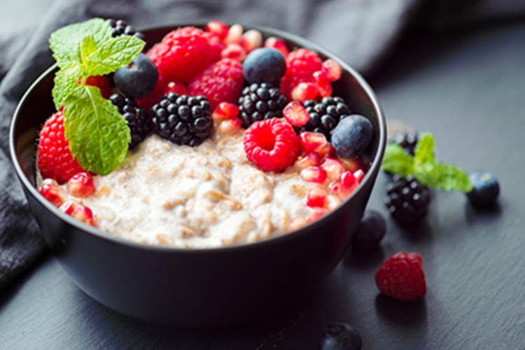 燕麦片的新鲜浆果一碗是糖尿病饮食健康的选择。
