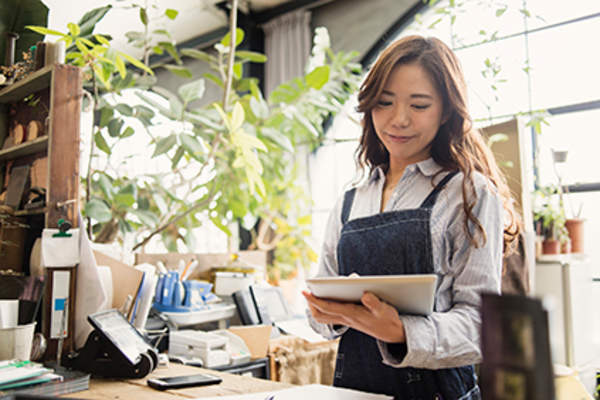 在花店工作的女人。