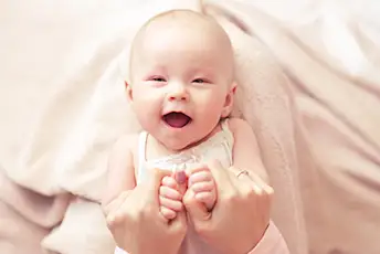 母亲握着她的新生婴儿的手。
